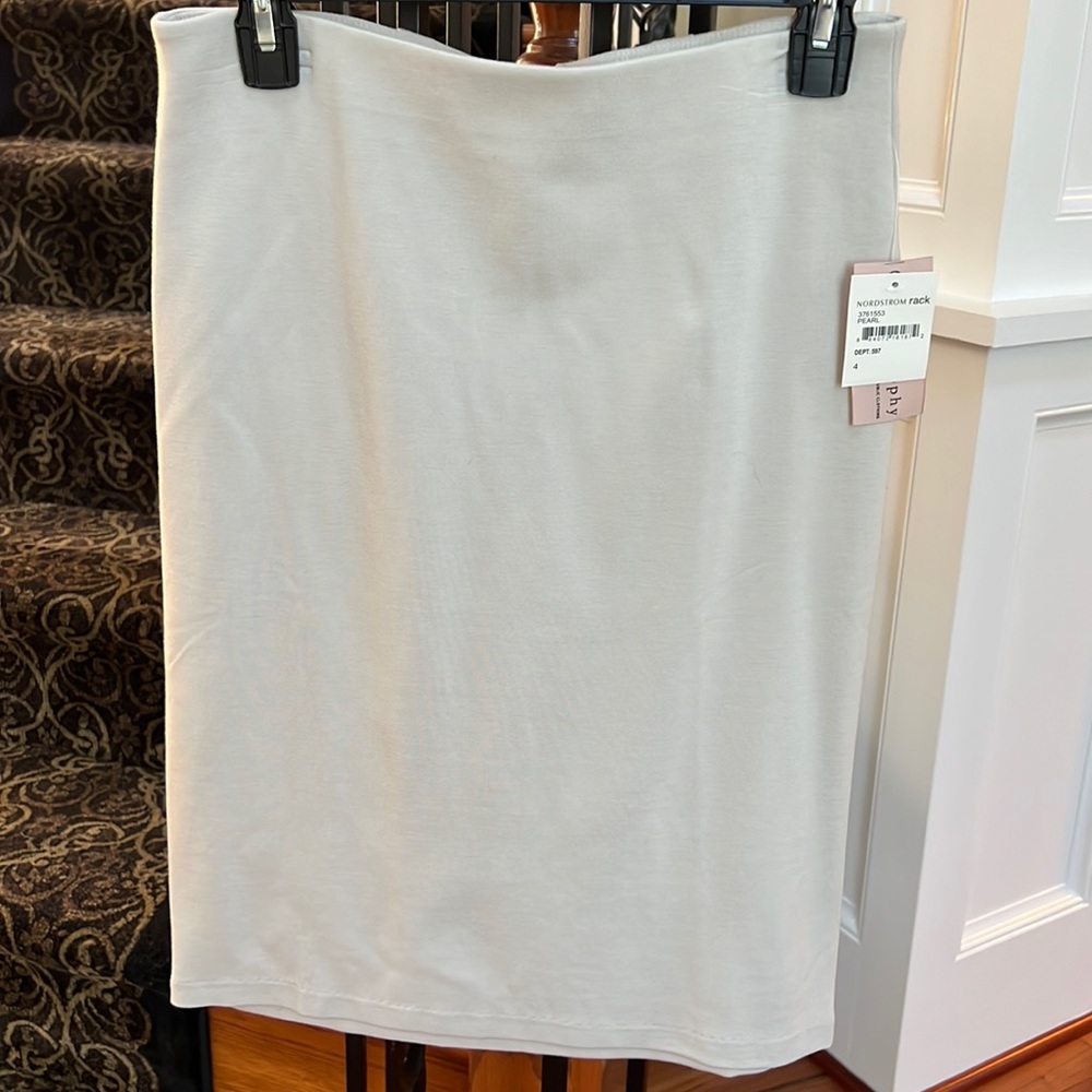 Nordstrom Rack/Philosophy NWT pearl color pencil skirt. Gold zipper back.